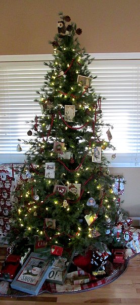 The Race household Christmas tree, 2018.  Mostly vintage cards, painted gourd owls from a fair trade store, and sisal animals. Click for bigger photo.